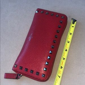 RED ROCKSTUD GRAINY CALFSKIN ZIPPERED WALLET